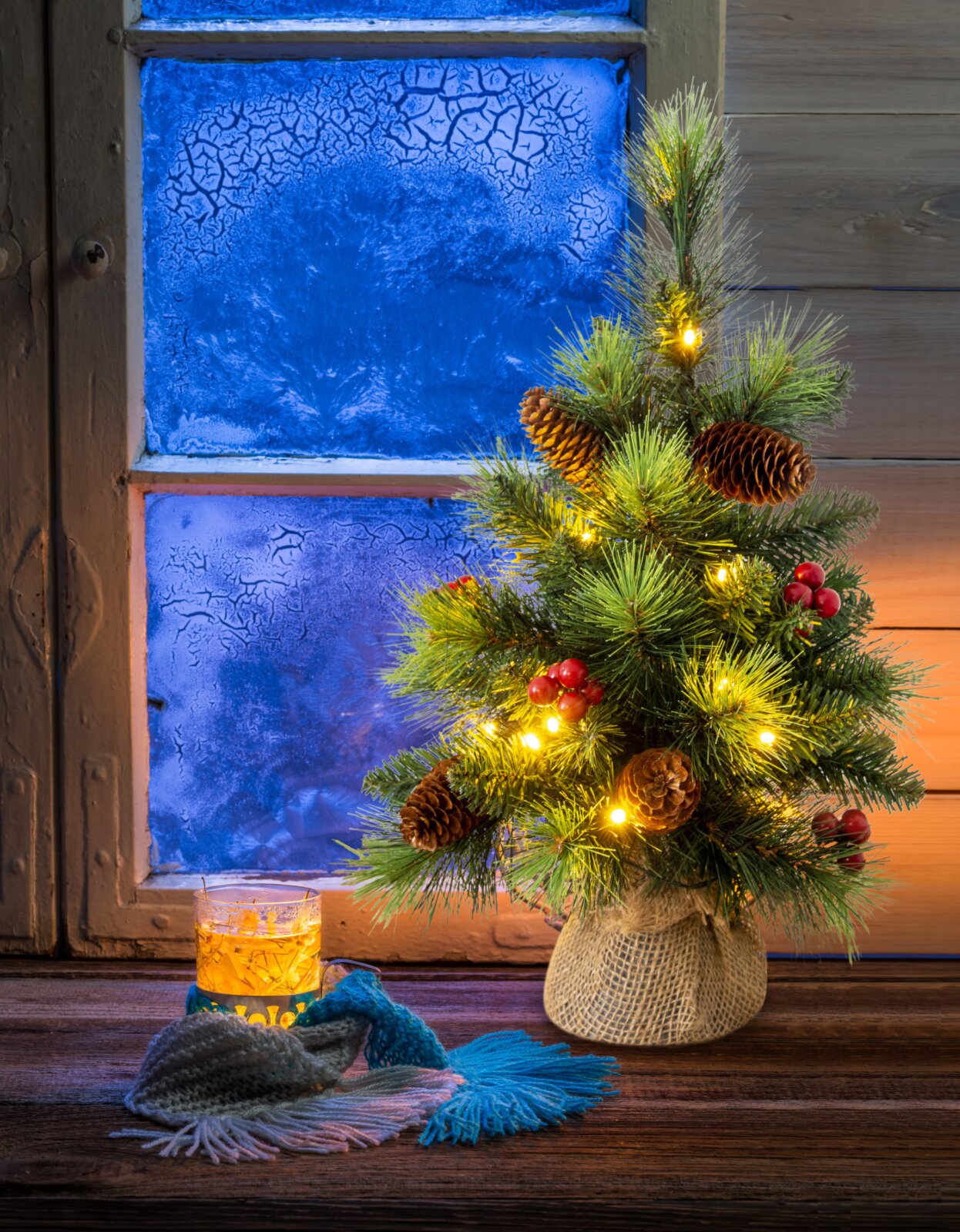 LED-Weihnachtsbaum - mit Beeren und Tannenzapfen